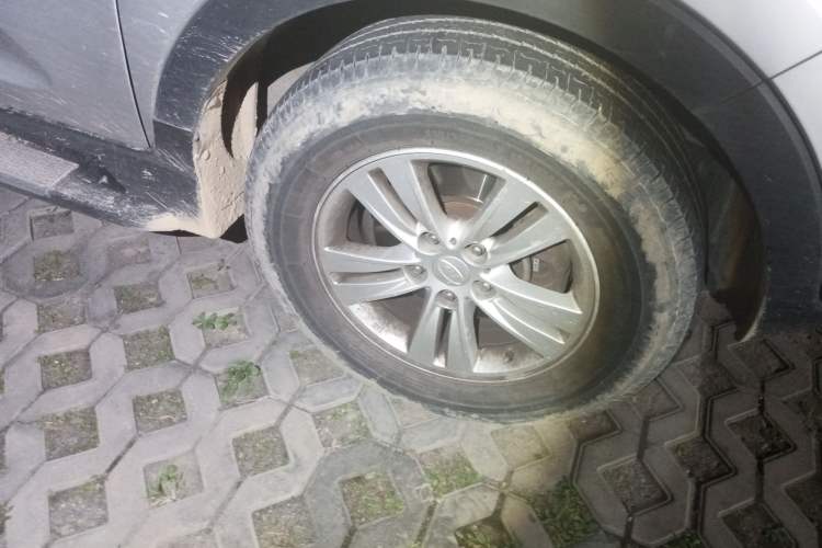 Used Kia Sportage R 2011 2.0L Manual Two-Wheel Drive GL Trim Right Front Wheel Hub