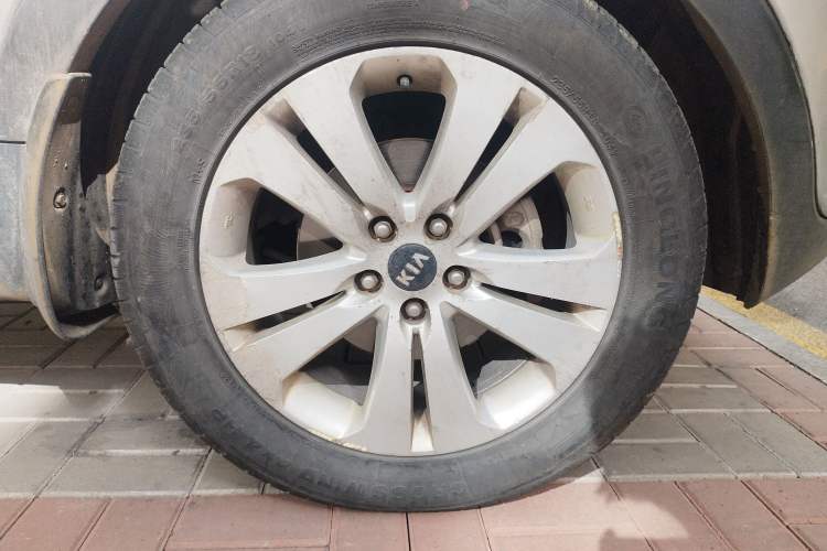 Used Kia Sportage R 2011 2.4L Automatic 4x4 Premium Edition Right Front Wheel Hub