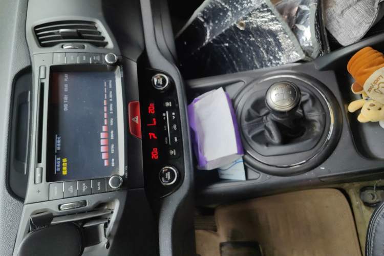 Used Kia Sportage R 2011 2.0L Manual Two-Wheel-Drive GLS Audio And AC Panel
