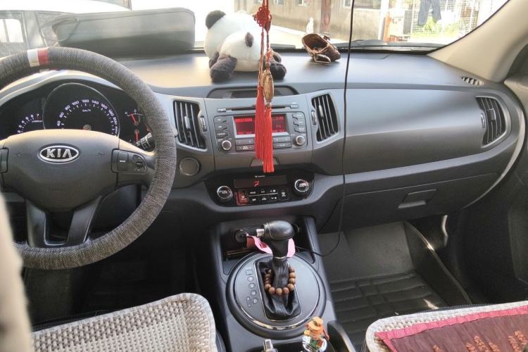 Used Kia Sportage R 2011 2.0L Automatic Two-Wheel Drive GL Center Console