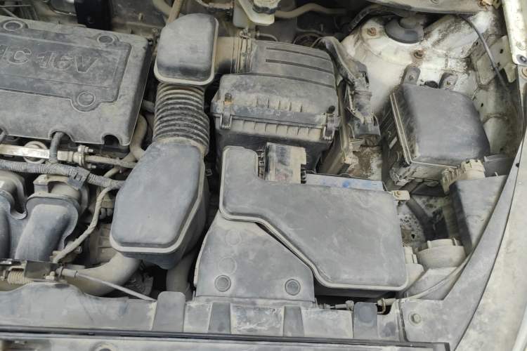 Used Kia Sportage R 2011 2.0L Manual Two-Wheel-Drive GLS Engine Bay Left