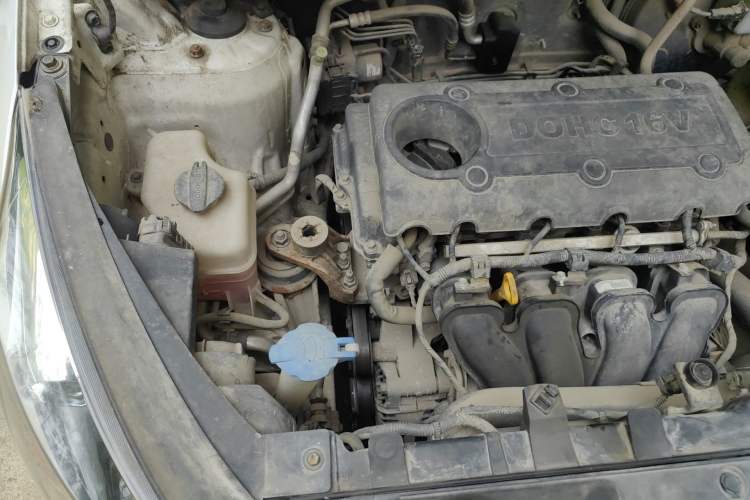 Used Kia Sportage R 2011 2.0L Manual Two-Wheel-Drive GLS Engine Bay Right