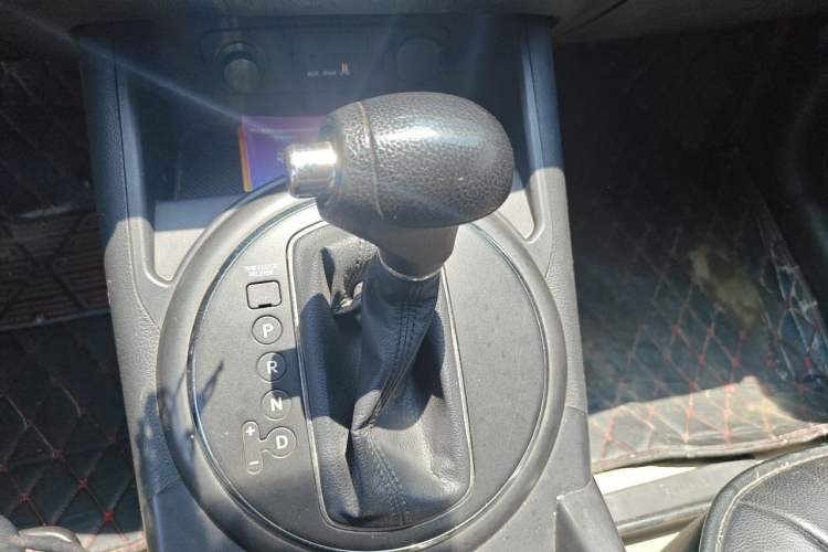 Used Kia Sportage R 2011 2.0L Automatic Two-Wheel Drive GL Gear Lever