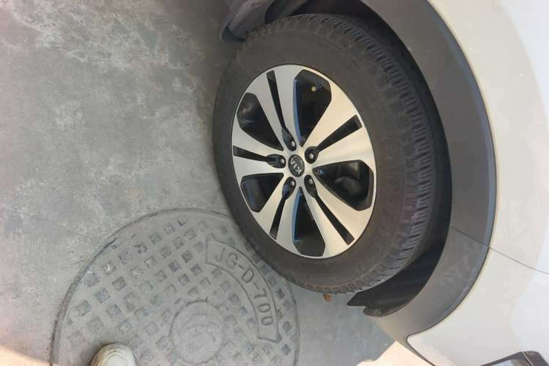 Used Kia Sportage R 2011 2.0L Automatic Two-Wheel Drive Premium Edition Right Front Wheel Hub