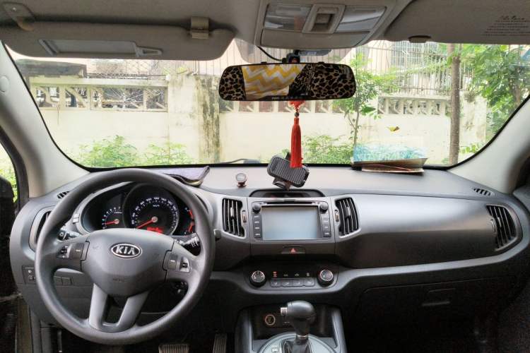 Used Kia Sportage R 2011 2.0L Automatic Two-Wheel Drive GL Center Console