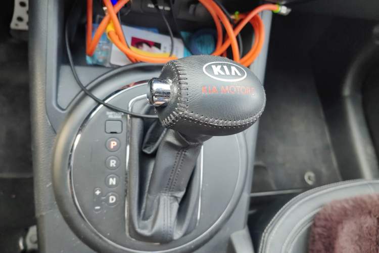 Used Kia Sportage R 2011 2.0L Automatic Two-Wheel Drive GLS Gear Lever