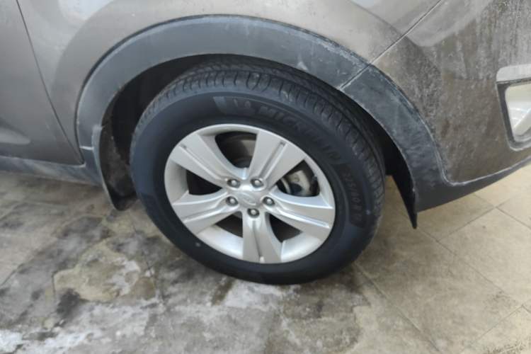 Used Kia Sportage R 2011 2.0L Automatic Two-Wheel Drive GLS Right Front Wheel Hub