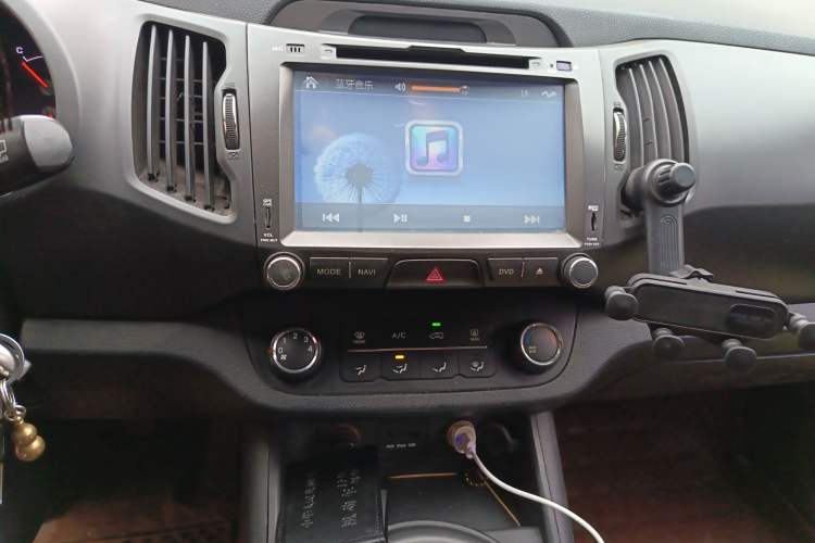 Used Kia Sportage R 2012 2.0L Manual Two-Wheel Drive GL Trim Audio And AC Panel