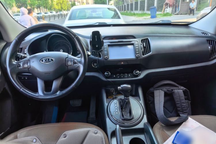 Used Kia Sportage R 2012 2.0L Automatic Two-Wheel Drive GLS Center Console