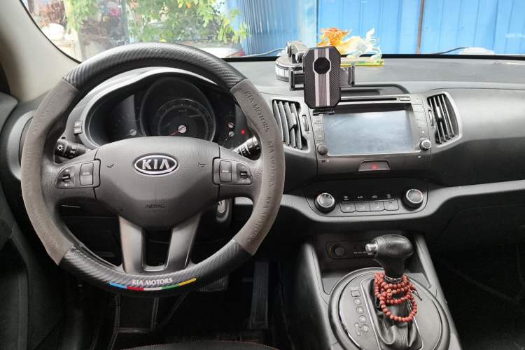 Used Kia Sportage R 2012 2.0L Automatic Two-Wheel Drive GL Trim Center Console