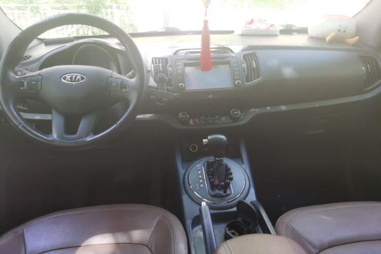 Used Kia Sportage R 2012 2.0L Automatic Two-Wheel Drive GLS Center Console