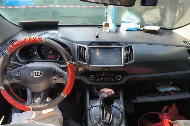 Used Kia Sportage R 2012 2.0L Automatic Two-Wheel Drive GLS Center Console