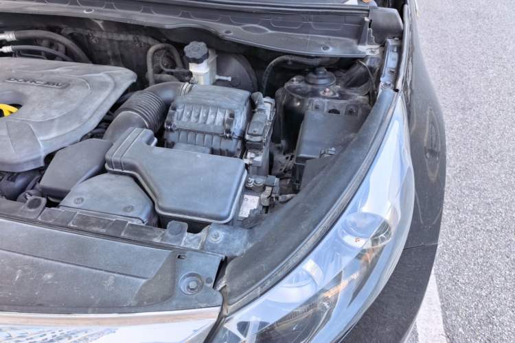 Used Kia Sportage R 2012 2.0L Automatic Two-Wheel Drive GLS Engine Bay Left