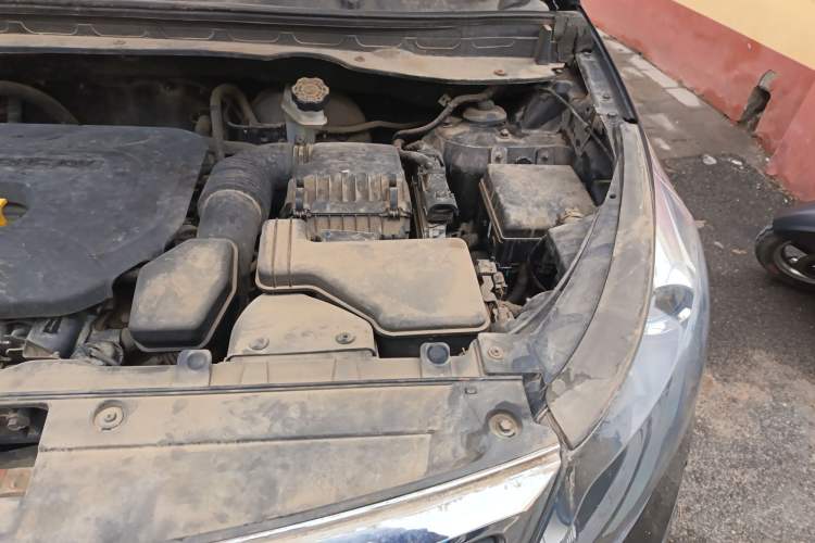 Used Kia Sportage R 2012 2.0L Manual Two-Wheel Drive GL Trim Engine Bay Left