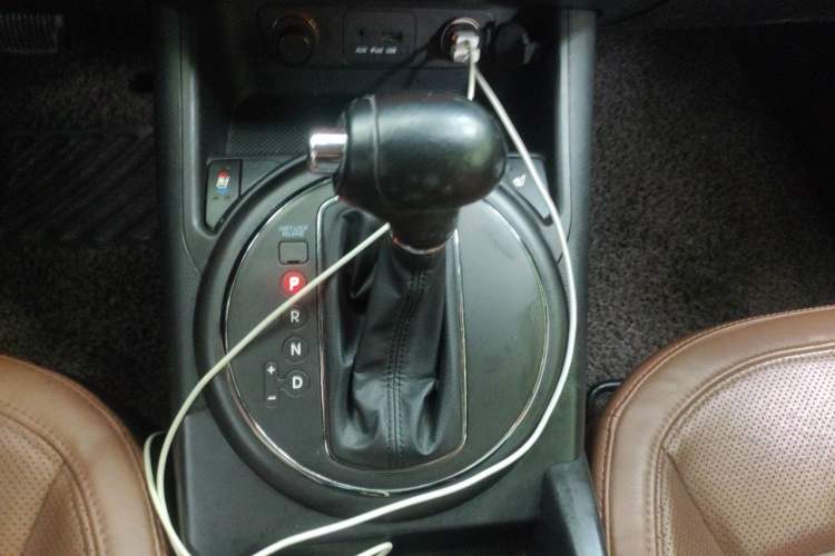Used Kia Sportage R 2012 2.4L Automatic 4x4 Premium Edition Gear Lever