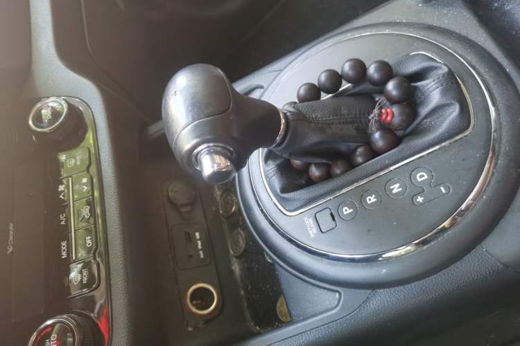 Used Kia Sportage R 2012 2.0L Automatic Two-Wheel Drive GLS Gear Lever