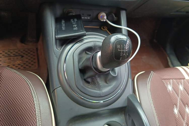 Used Kia Sportage R 2012 2.0L Manual Two-Wheel Drive GL Trim Gear Lever