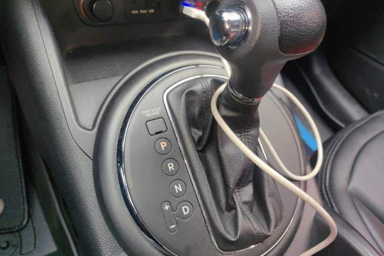 Used Kia Sportage R 2012 2.0L Automatic Two-Wheel Drive GL Trim Gear Lever