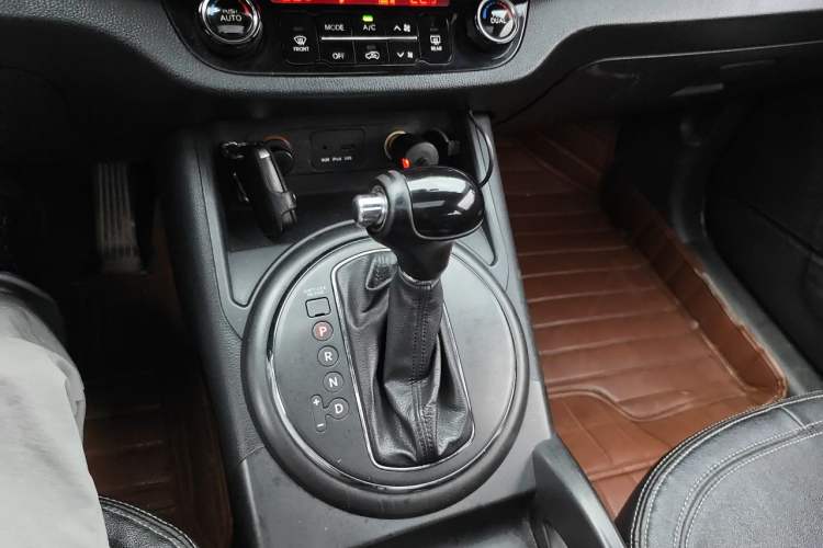 Used Kia Sportage R 2012 2.0L Automatic Two-Wheel Drive GLS Gear Lever