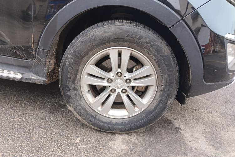 Used Kia Sportage R 2012 2.0L Manual Two-Wheel Drive GL Trim Right Front Wheel Hub