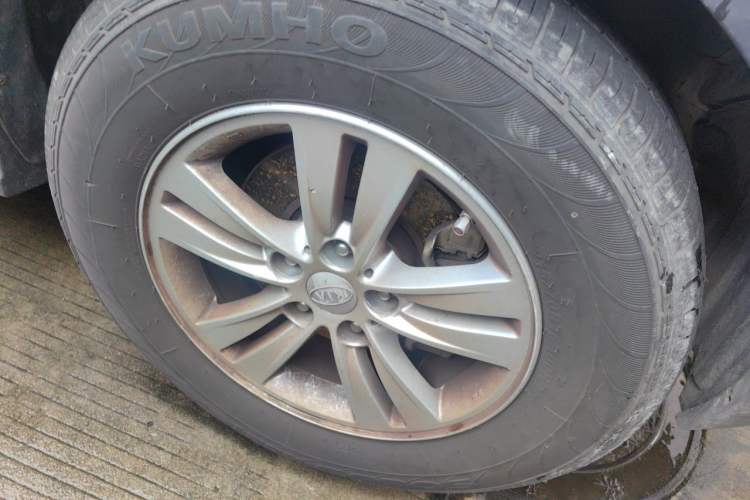 Used Kia Sportage R 2012 2.0L Automatic Two-Wheel Drive GL Trim Right Front Wheel Hub