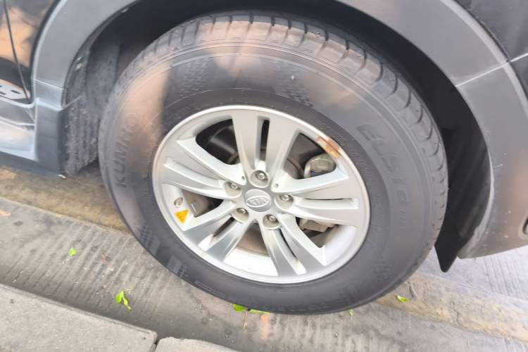 Used Kia Sportage R 2012 2.0L Automatic Two-Wheel Drive GL Trim Right Front Wheel Hub