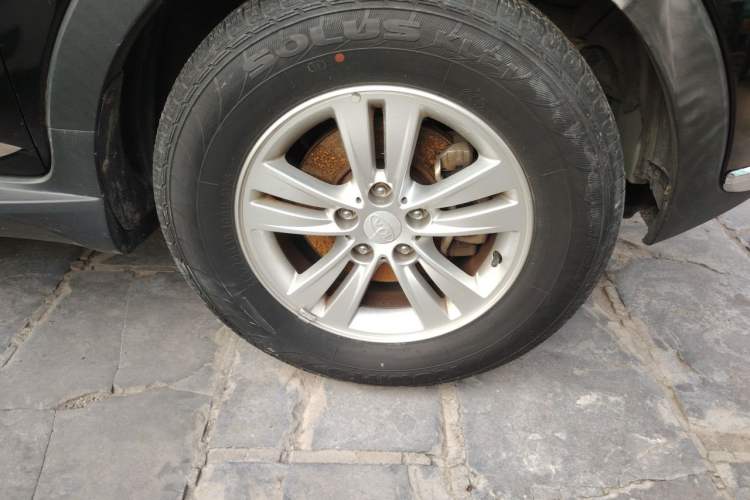 Used Kia Sportage R 2012 2.0L Automatic Two-Wheel Drive GL Trim Right Front Wheel Hub