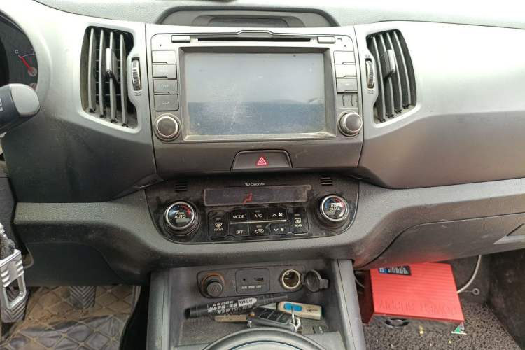 Used Kia Sportage R 2012 2.0L Manual Two-Wheel Drive GL Trim Audio And AC Panel