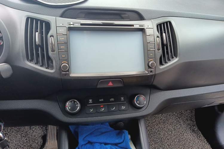 Used Kia Sportage R 2012 2.0L Manual Two-Wheel Drive GL Trim Audio And AC Panel