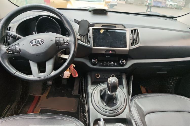 Used Kia Sportage R 2012 2.0L Manual Two-Wheel Drive GLS Center Console