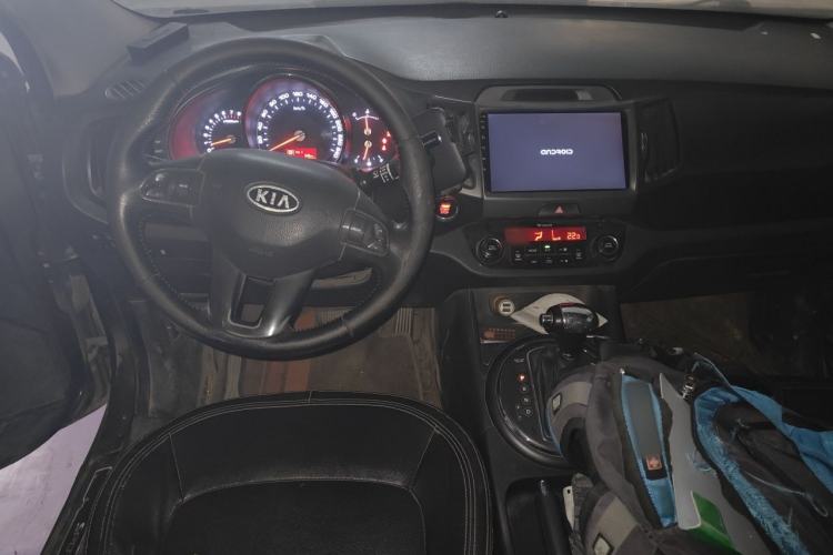 Used Kia Sportage R 2012 2.0L Automatic Two-Wheel Drive GLS Center Console