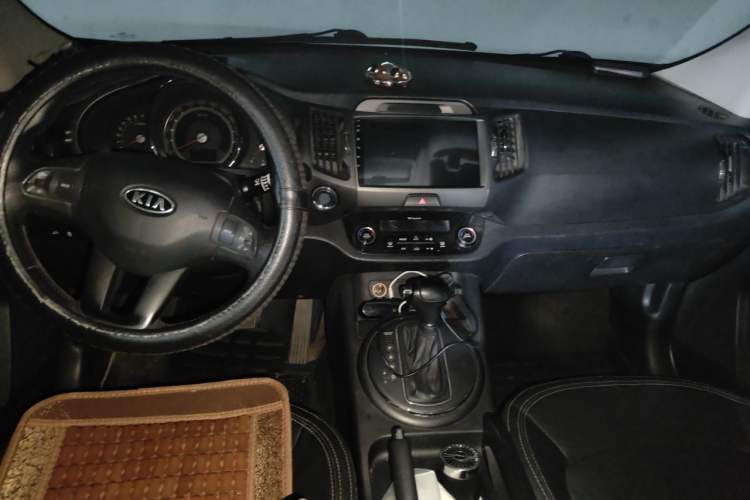 Used Kia Sportage R 2012 2.0L Automatic Two-Wheel Drive GLS Center Console