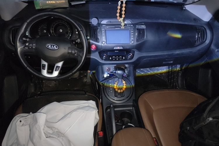Used Kia Sportage R 2012 2.0L Automatic Two-Wheel Drive GLS Center Console