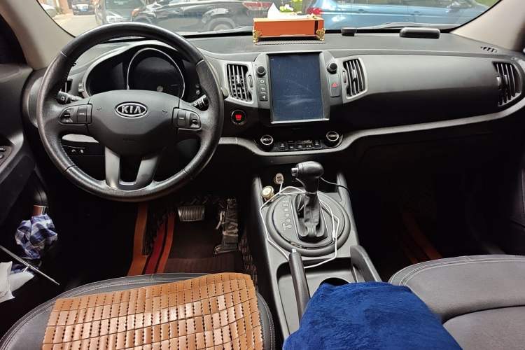 Used Kia Sportage R 2012 2.0L Automatic Two-Wheel Drive GLS Center Console