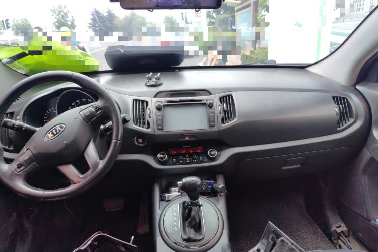 Used Kia Sportage R 2012 2.0L Automatic Two-Wheel Drive GLS Center Console