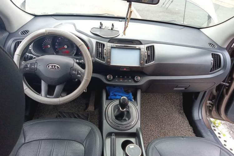 Used Kia Sportage R 2012 2.0L Manual Two-Wheel Drive GL Trim Center Console