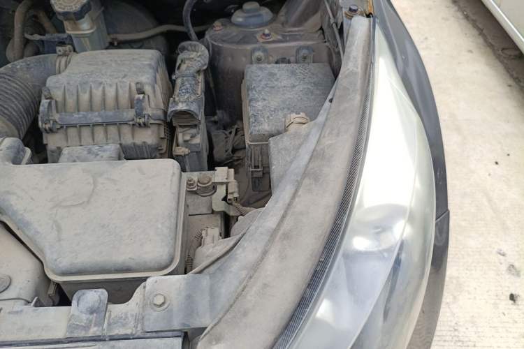 Used Kia Sportage R 2012 2.0L Manual Two-Wheel Drive GL Trim Engine Bay Left
