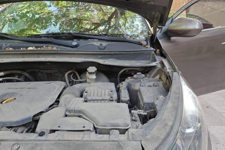Used Kia Sportage R 2012 2.0L Automatic Two-Wheel Drive GL Trim Engine Bay Left