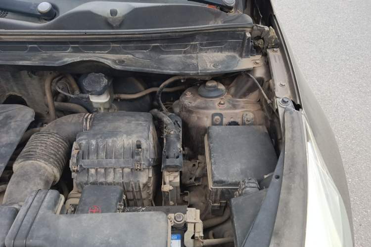 Used Kia Sportage R 2012 2.0L Manual Two-Wheel Drive GL Trim Engine Bay Left