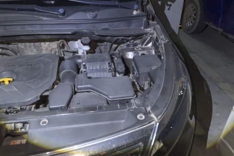 Used Kia Sportage R 2012 2.0L Automatic Two-Wheel Drive NAVI Engine Bay Left