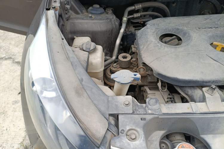 Used Kia Sportage R 2012 2.0L Manual Two-Wheel Drive GL Trim Engine Bay Right