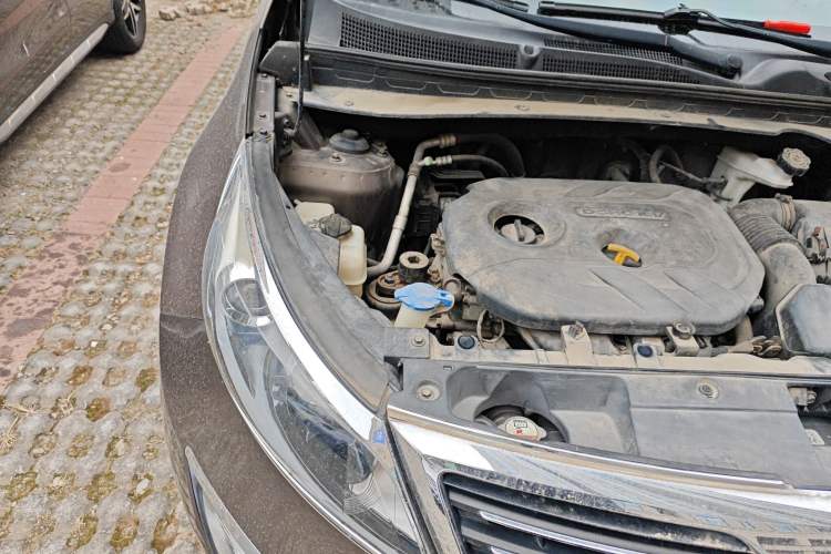 Used Kia Sportage R 2012 2.0L Automatic Two-Wheel Drive GLS Engine Bay Right