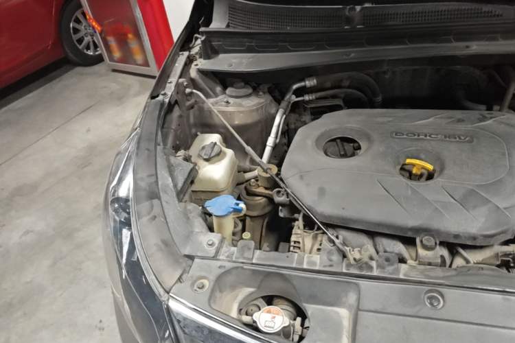 Used Kia Sportage R 2012 2.0L Automatic Two-Wheel Drive NAVI Engine Bay Right