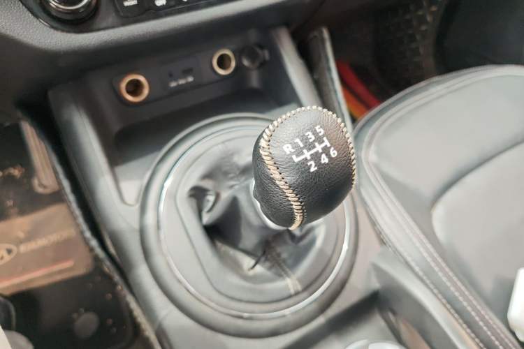 Used Kia Sportage R 2012 2.0L Manual Two-Wheel Drive GLS Gear Lever