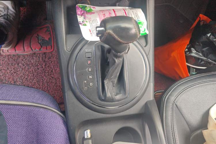 Used Kia Sportage R 2012 2.0L Automatic Two-Wheel Drive GLS Gear Lever