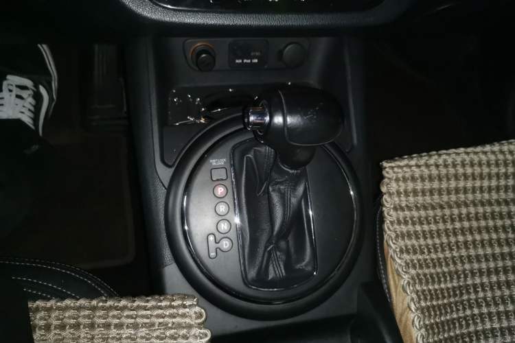 Used Kia Sportage R 2012 2.0L Automatic Two-Wheel Drive GLS Gear Lever