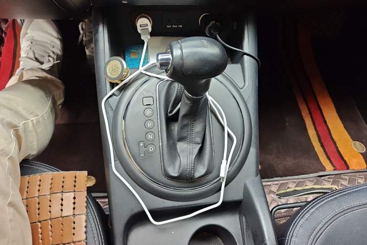 Used Kia Sportage R 2012 2.0L Automatic Two-Wheel Drive GLS Gear Lever