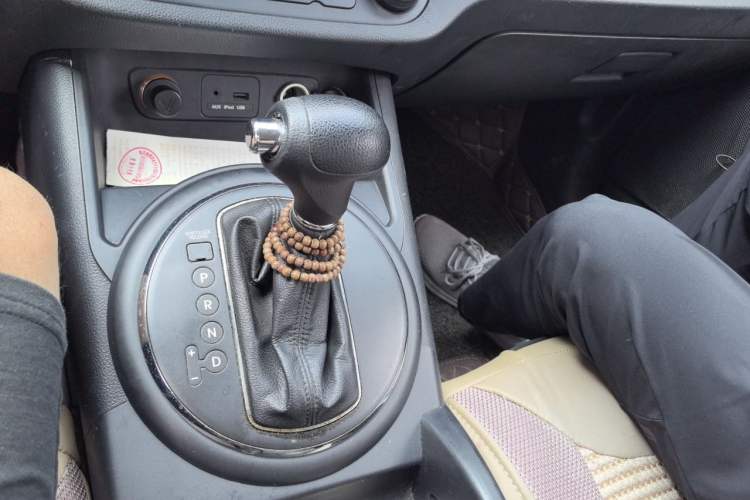 Used Kia Sportage R 2012 2.0L Automatic Two-Wheel Drive GL Trim Gear Lever