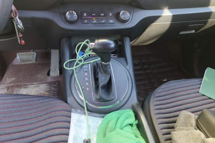 Used Kia Sportage R 2012 2.0L Automatic Two-Wheel Drive GL Trim Gear Lever