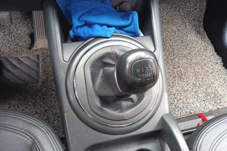 Used Kia Sportage R 2012 2.0L Manual Two-Wheel Drive GL Trim Gear Lever